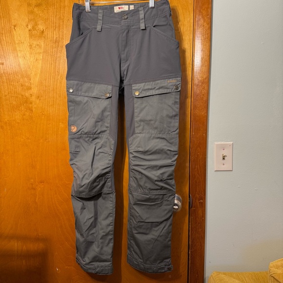 Fjallraven Pants - Fjallraven Women's Keb Curved Trousers -Gray on Gray -EU 34/US2 Short